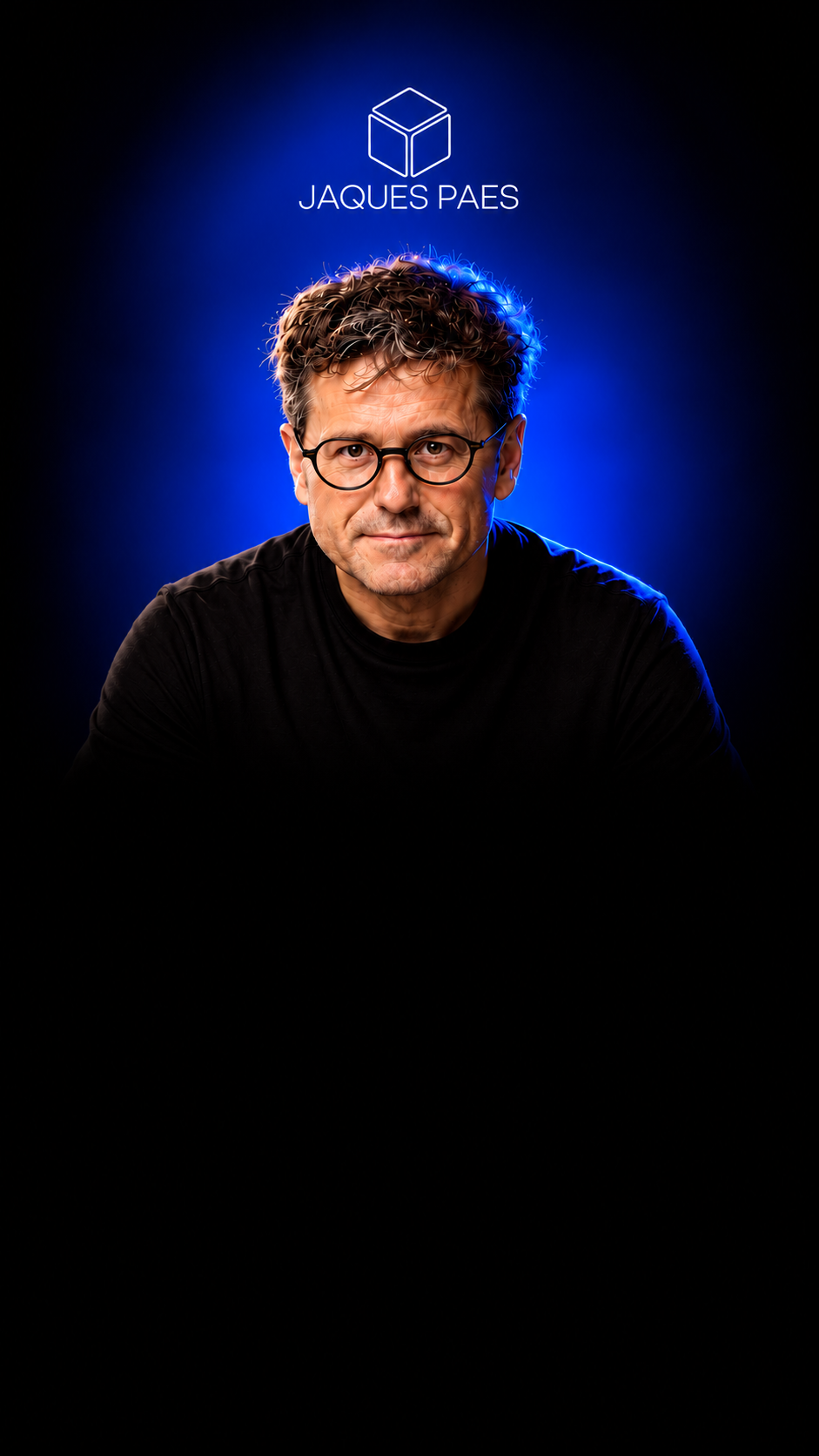 Retrato de Jaques Paes sob luz azul, com o logotipo Jaques Paes acima